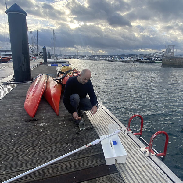 muestreo de agua en el puerto